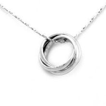 精致優(yōu)雅的伊泰蓮娜麗晶合金項(xiàng)鏈 立體環(huán)設(shè)計(jì)點(diǎn)亮珠寶魅力