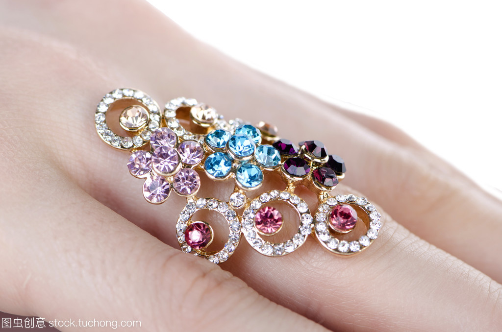 指尖的藝術(shù) 戒指，珠寶首飾中的個(gè)性符號